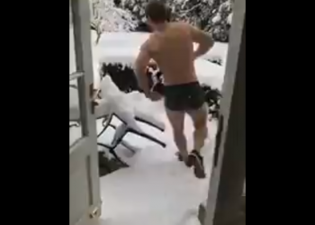 Nick Abendanon se fait plaisir en boxer dans la neige