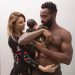 Ariane Brodier et Fulgence Ouedraogo posent avec leur bébé