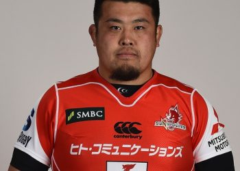 Ivre, un pilier Japonais se fait secourir par ses coéquipiers