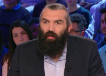 Sébastien Chabal se vautre littéralement en voulant chambrer un arbitre du Top 14