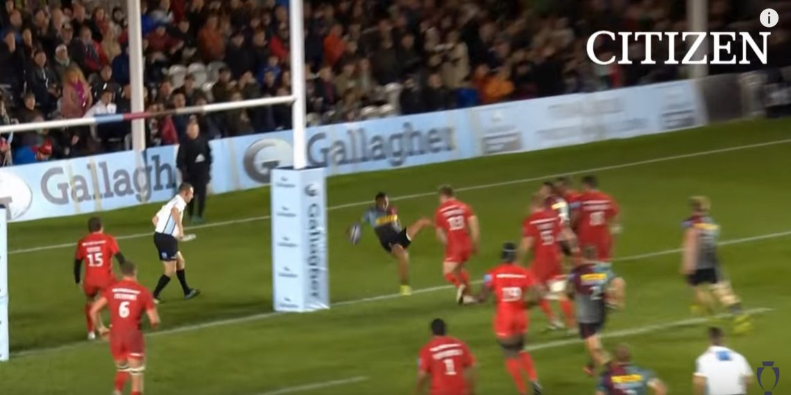 Vidéo : Insolite, une pénalité se transforme en passe au pied directe pour un essai !