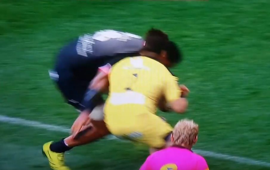 VIDÉO : Joe Tekori échappe au carton rouge après une énorme percussion à l’épaule