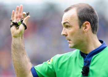 INSOLITE – Un hommage surprise a été rendu à l’arbitre Cyril Lafon, en plein match à Ernest-Wallon