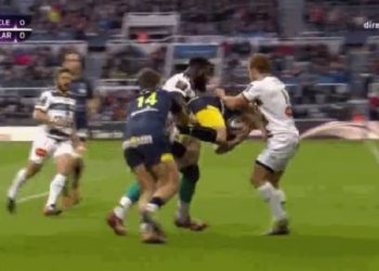 IMPRESSIONNANT : Dany Priso porte Camille Lopez sur plusieurs mètres et le jette en touche !