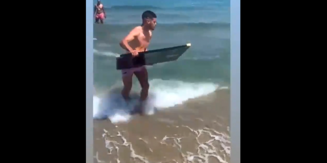 VIDEO – Romain Ntamack a-t-il manqué de respect au Brennus en l’utilisant comme planche de surf ?