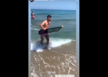 VIDEO – Romain Ntamack a-t-il manqué de respect au Brennus en l’utilisant comme planche de surf ?