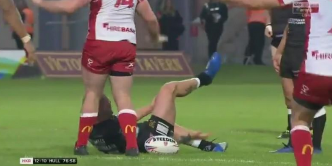 VIDEO CHOC – Un joueur se remet le genou en place tout seul