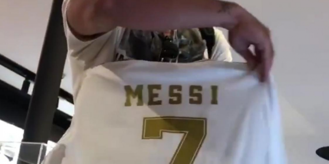FAIL – Romain Ntamack achète un maillot du Real Madrid et y fait floquer le nom de… Messi !