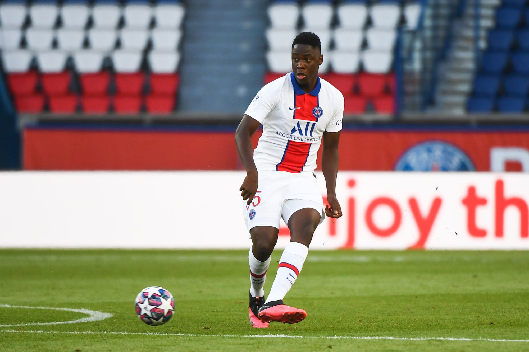 Officiel – Bitshiabu a signé son premier contrat professionnel au PSG jusqu’en 2024 !