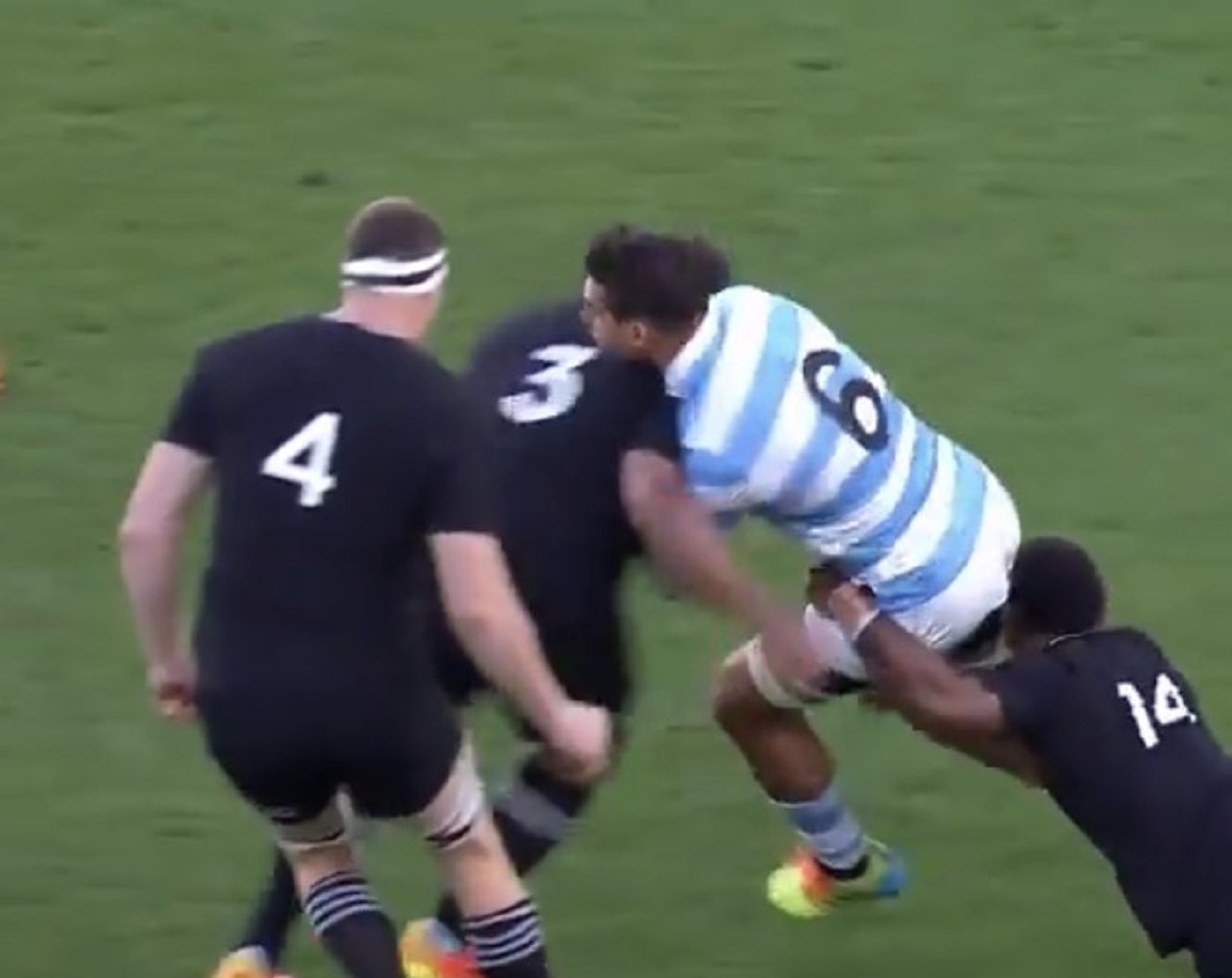 VIDEO : Le terrifiant plaquage non-sanctionné du All-Black Laulala sur Matera !