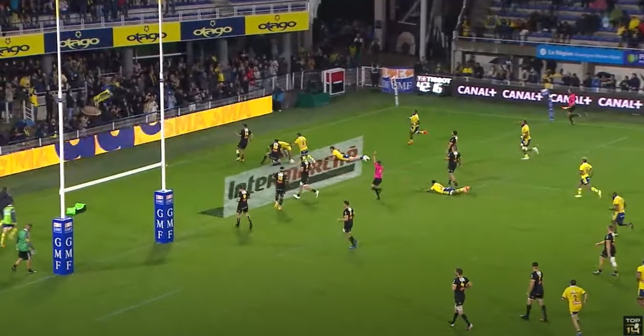 INSOLITE : Quand les Clermontois plongent sur le terrain détrempé pour fêter l’essai de Vili