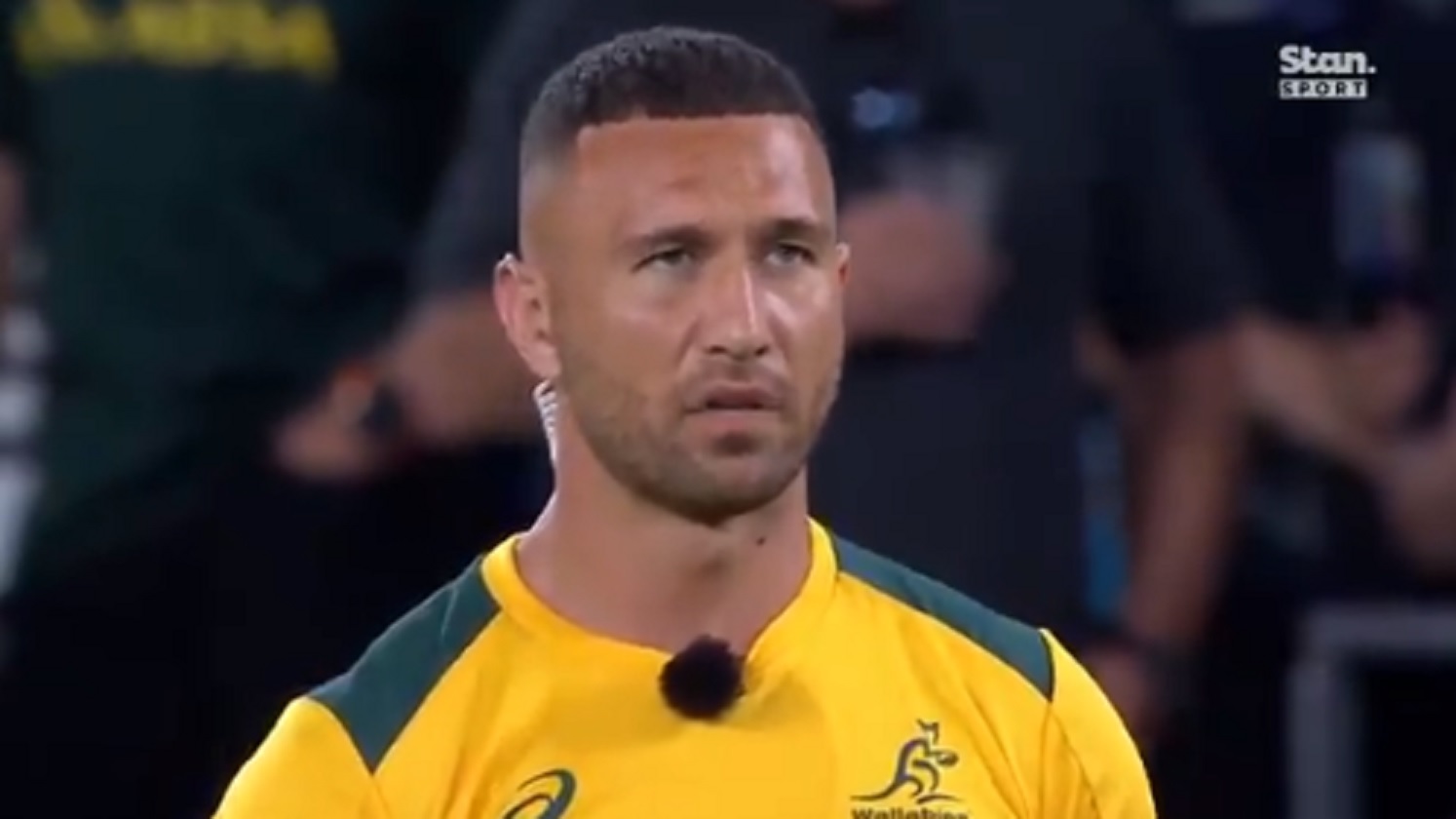 VIDEO INSOLITE – Equipé d’un micro cravate, Quade Cooper répond à une interview en plein échauffement !