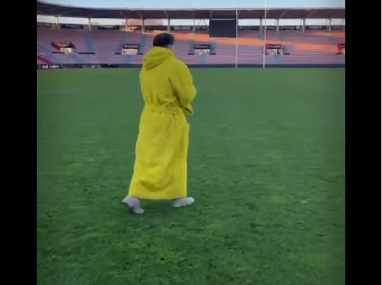 VIDEO : En peignoir BALENCIAGA sur la pelouse d’Ernest-Wallon, Antoine Dupont fait le buzz