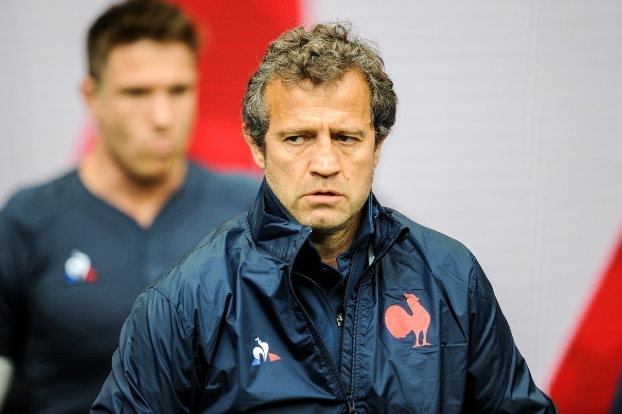 Fabien Galthié met la pression sur les épaules de deux joueurs du groupe France