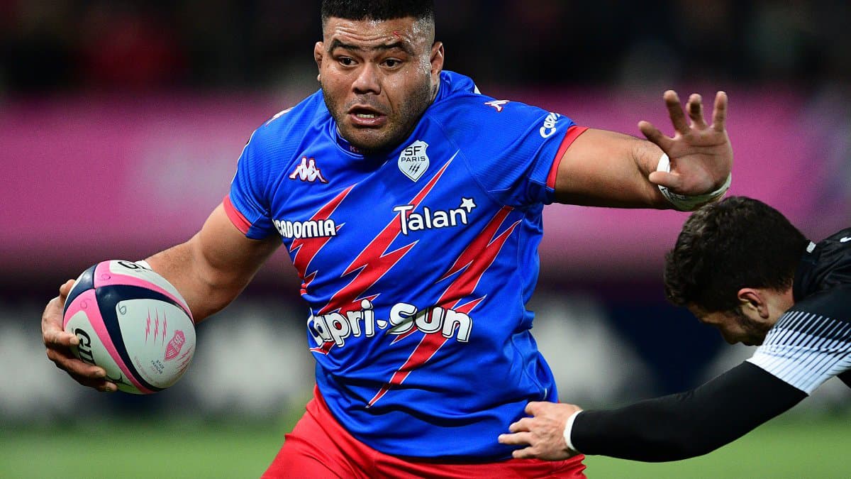 Tolu Latu craque lors d’un échange avec l’arbitre et écope d’un carton rouge