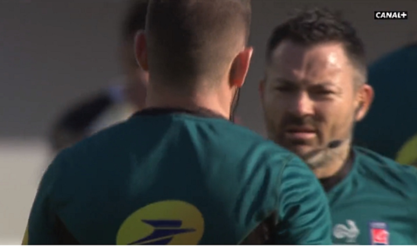VIDEO : L’arbitre Monsieur Chalon se blesse en plein match et cède sa place à Laurent Cardona