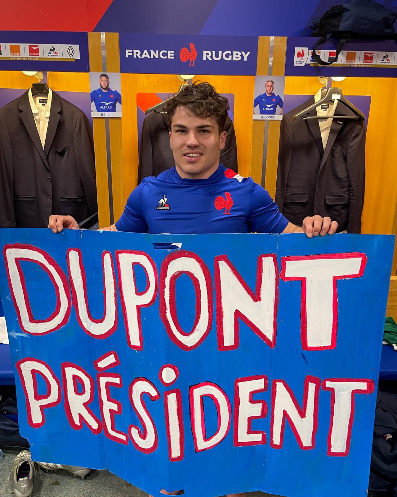INSOLITE – Une pancarte “Dupont Président” confisquée à l’entrée du Stade de France, Antoine Dupont la récupère !