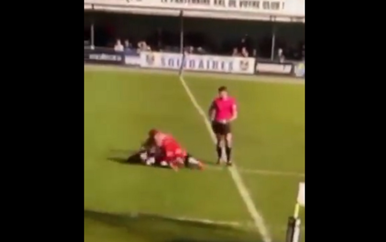 VIDEO : Un joueur de Fédérale B atomise un adversaire en pleine discussion avec l’arbitre !