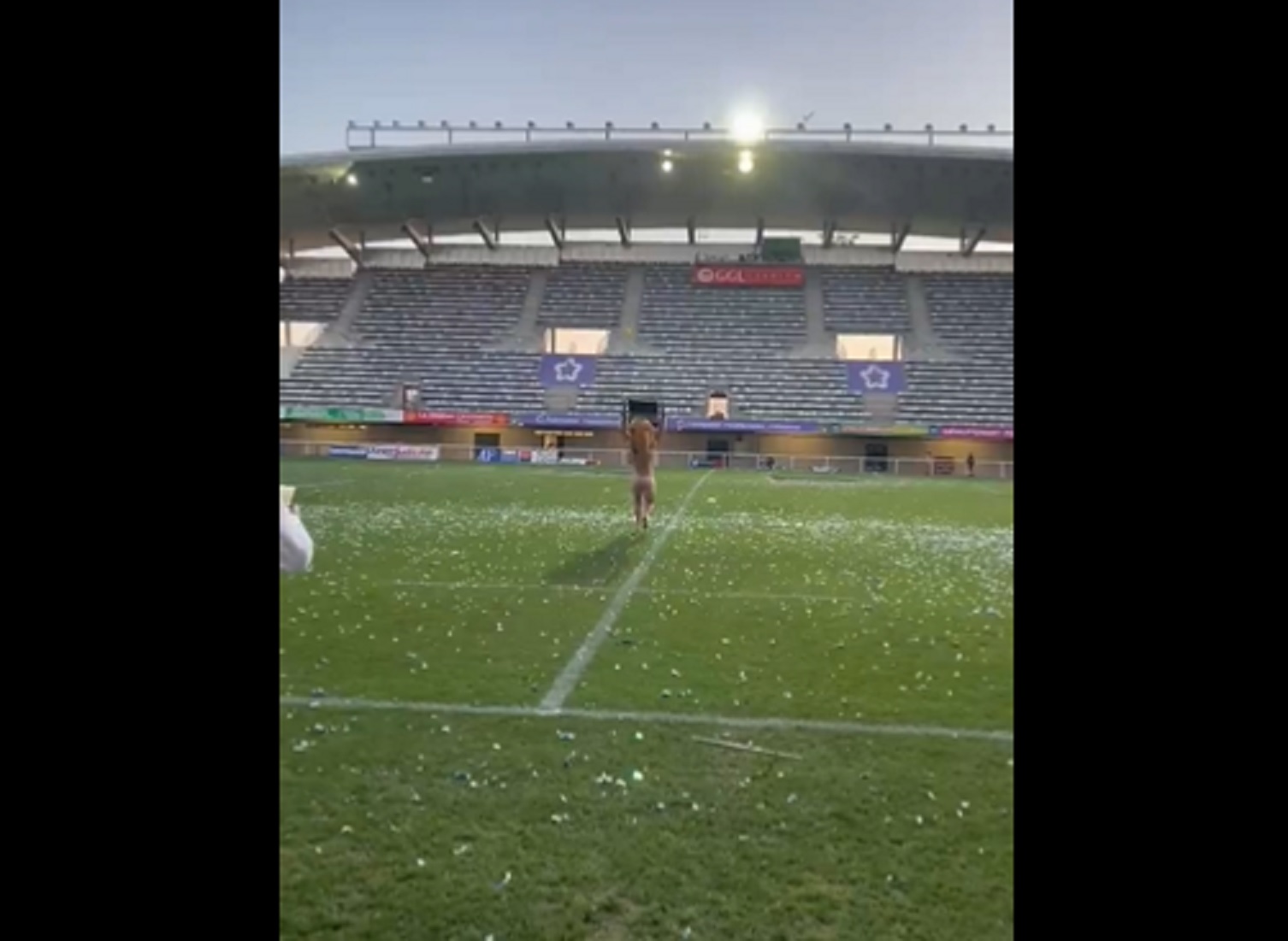 VIDEO : La mascotte de l’Aviron Bayonnais craque totalement