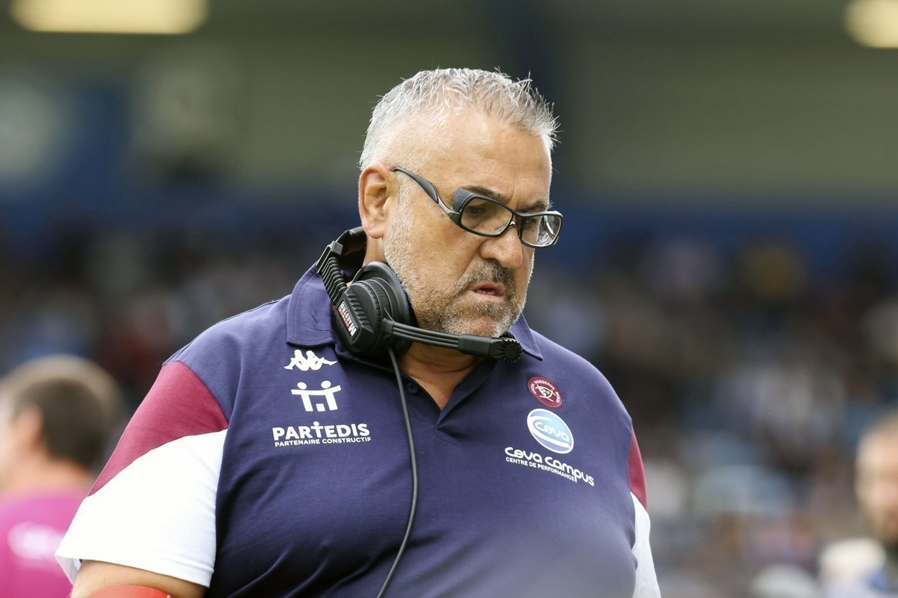 Christophe Urios sort de ses gonds et défend Matthieu Jalibert !